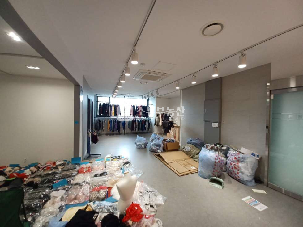 경기 수원권선구 권선동 깔끔한 화장실 인테리어 잘되어있는 무권리 사무실 월세 매물번호 10015 사진 4